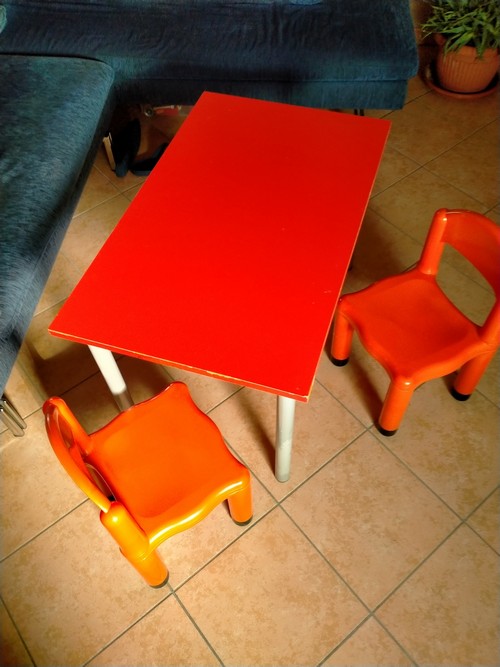 Tavolo legno 55x85cm con 2 sedie per bimbi 1>9 y 